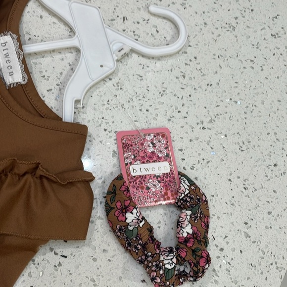 Btween Brown Top with Floral Scrunchie set size 6X - Picture 6 of 6